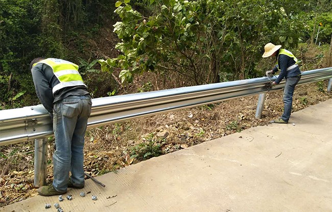 岳阳高速公路护栏的定期维护与保养