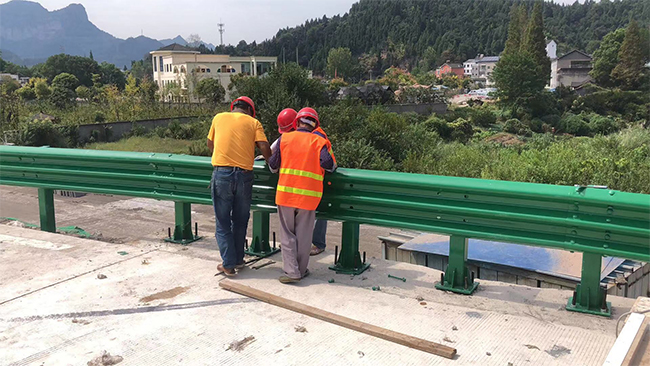 岳阳高速公路护栏板的维护确保道路安全的关键环节
