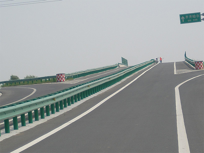 岳阳高速公路护栏的材质与规格